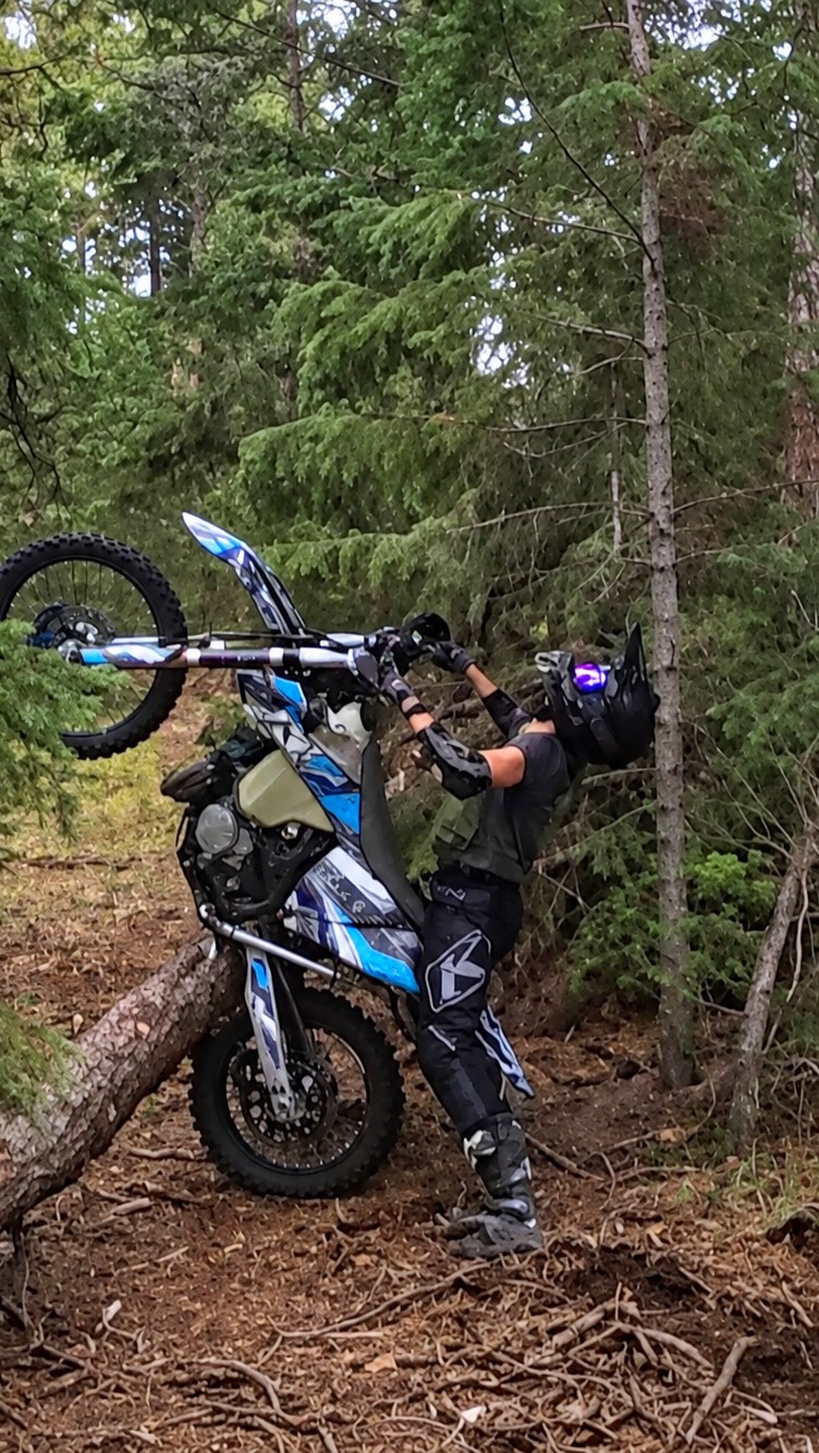 My friends invite me riding mostly for the entertainment value, less so for my skills 😂

#dirtbiking #wheelie #loghop #enduro #doneisbetterthanperfect