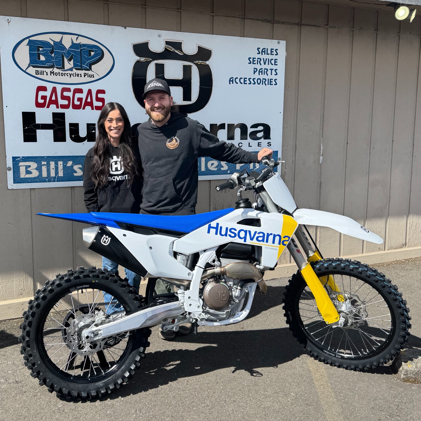 I buy her a ring, she buys us a new bike🫶🏻💍😎

@husqvarnamotorcyclesusa #FC250 #BigBillyBoltFan