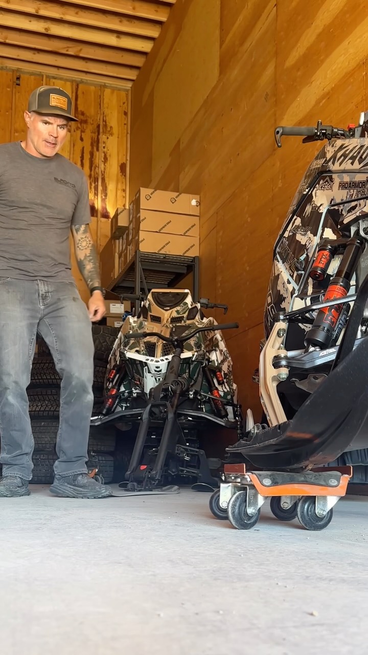 When the @klim backcountry team sends out a note that it’s too hot…pack your bags…..my heart immediately starts to thump ❤️

Let’s go!!
🇺🇸=🥵☀️ vrs 🇨🇱#🥶❄️

#klimbackcountryteam 
@sledchile