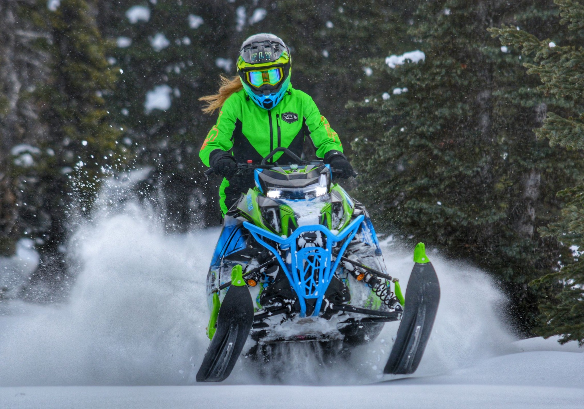 💨❄️ READY TO FLY INTO WINTER! 💨❄️
My favorite time of year is JUST around the corner. I swear I can already smell the 2-stroke smoke. 🤣💚💙
LET'S GOOOOO! 🤟😁

@dsgsnow #dsgsnow #doingsomethinggreat 
@extremerealities
@arcticcat_snow 
@bikemanperformance_snow
@full_send_sisters #ReadyToSendIt