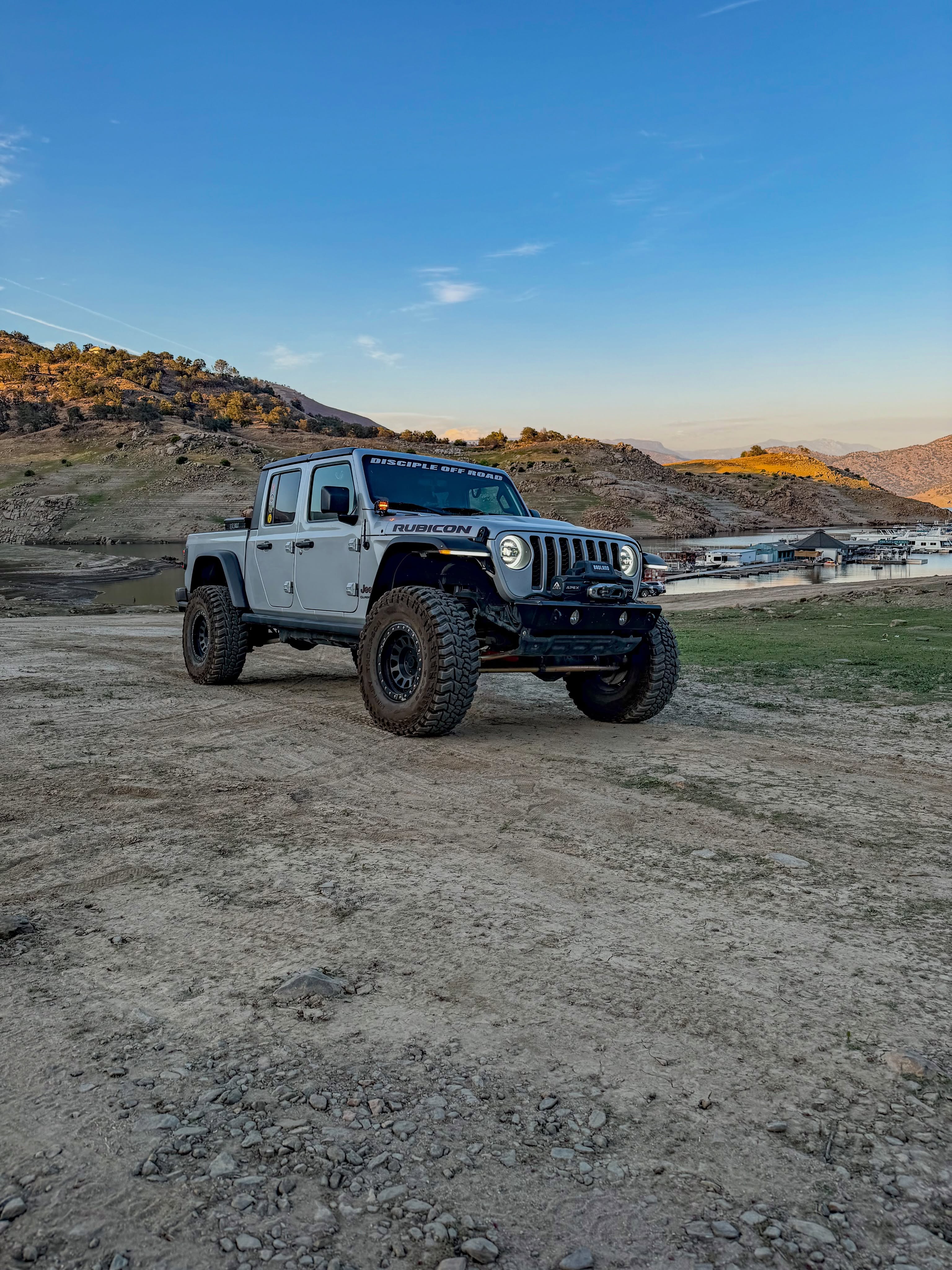 Evening trip with the fam to Pine Flat 🙌🏻
Like the pod lights? Check out @infinite_offroad 🤘🏻 You know where to find the discounts!

#jeep #offroad #4x4