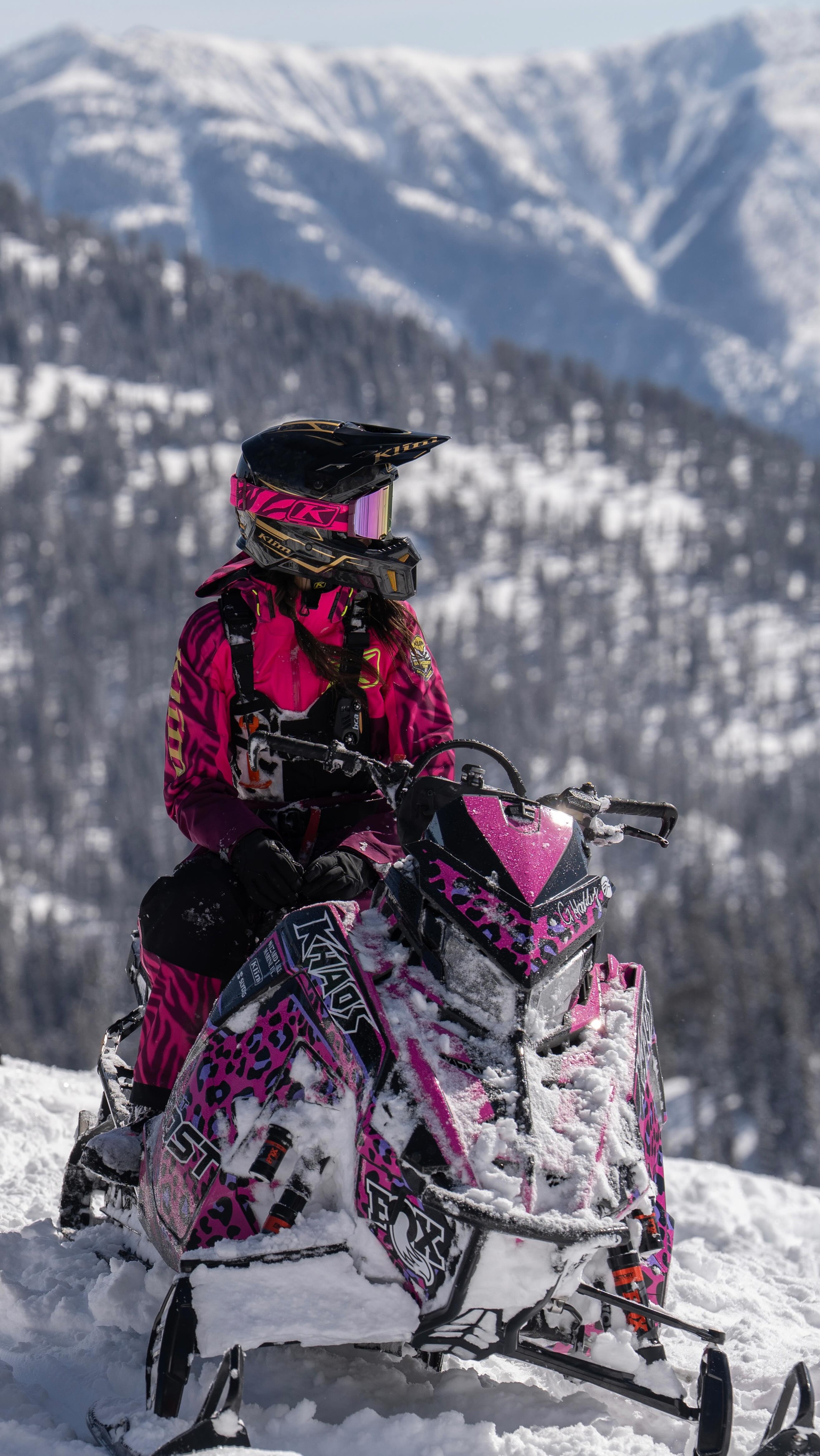 Fresh tracks and even better laughs. 🌨️ This is my version of a perfect day!🩷
Grateful for the mountains, the deep powder, and the homies who live it as much as I do!🏔️💨 Braaaaap!

🎥 @isaac_hockley 
📸 @marleneesteven 

#THINKoutside