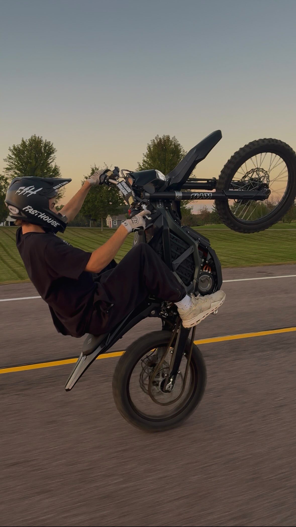 Mobbin 🚂#wheelie #surron #surronultrabee