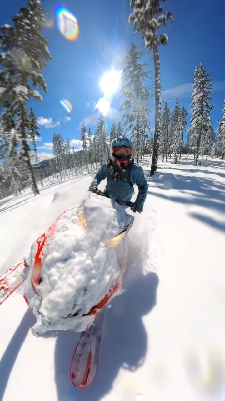 Lost my grip there for a second 😅 This day was deeeeep ❄️ and my @lynx_snowmobiles 850 was straight screaming with that @ggb_exhaust mountain can 😮‍💨

🎥 @insta360snow 

Wrap by @arcticfxgraphics 
Gear from @509inc 
Crisp audio from @ggb_exhaust 
Radio from @oxbowgear 
Bar and risers from @rsiracing 
Pull cord and grips from @cobrapullcords 
For the boys @sledsend 
Sled sponsored by @betterbrixdistribution 

#snow #snowmobiling #winter #ggbexhaust #discover
