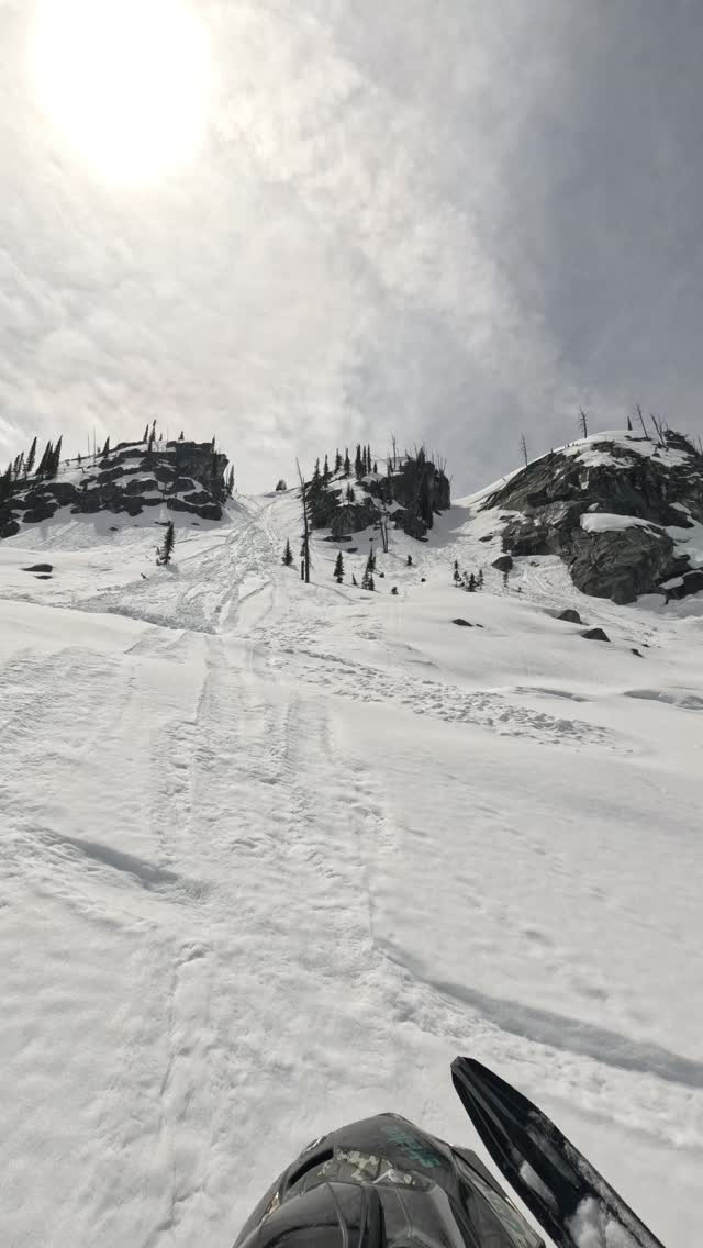 Late for work on a Monday 💨
@montanagroundspro 
@freshies_built 
@skidoo 
@gullboatsandrv 
@tempestoptics
@carbonpursuit 
@backwoodsbmp 
@missoulasnowgoers 
@scsunlimited 
#freshiesbuilt #brpdealerambassador #snowmobiling #reels