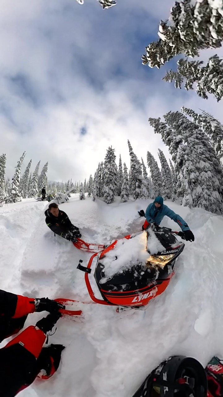 I tend to use my @oxbowgear Radio to call for ski tugs more than anything else 😅 Appreciate all the help that day! @sleighrider250 

Radio from @oxbowgear 
Wrap from @arcticfxgraphics 
Exhaust from @ggb_exhaust 
Gear from @509inc 
Handlebars from @rsiracing 
Pull cord and grips from @cobrapullcords 
Sled sponsored by @betterbrixdistribution 
For the boys @sledsend 

#oxbowathlete #oxbowgear #radio #stuck #snowmobiling