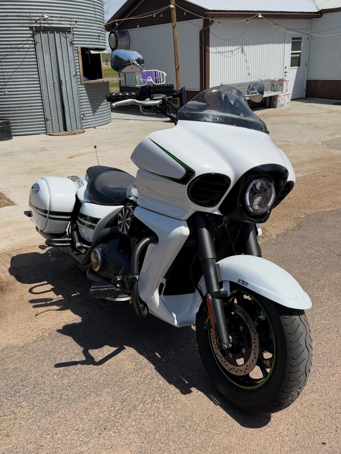 Got some fresh new @pureadrenalinesnow sunglasses for today’s poker run. #kawasaki #vaquero #pureadrenaline #whitebike