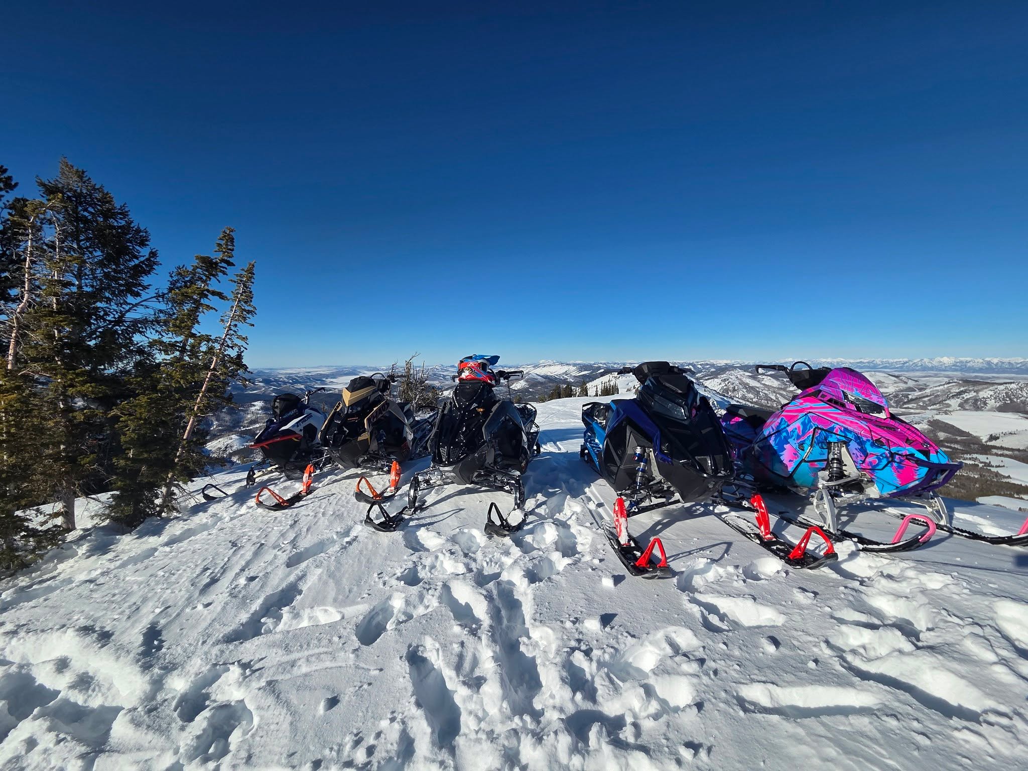 Do you run an aftermarket hood on your sled? No worries, the Oxbow Gear voyager light mounted to the skinz helium hood looks 🔥 and let's you ride in confidence knowing you've got light if things go sideways!