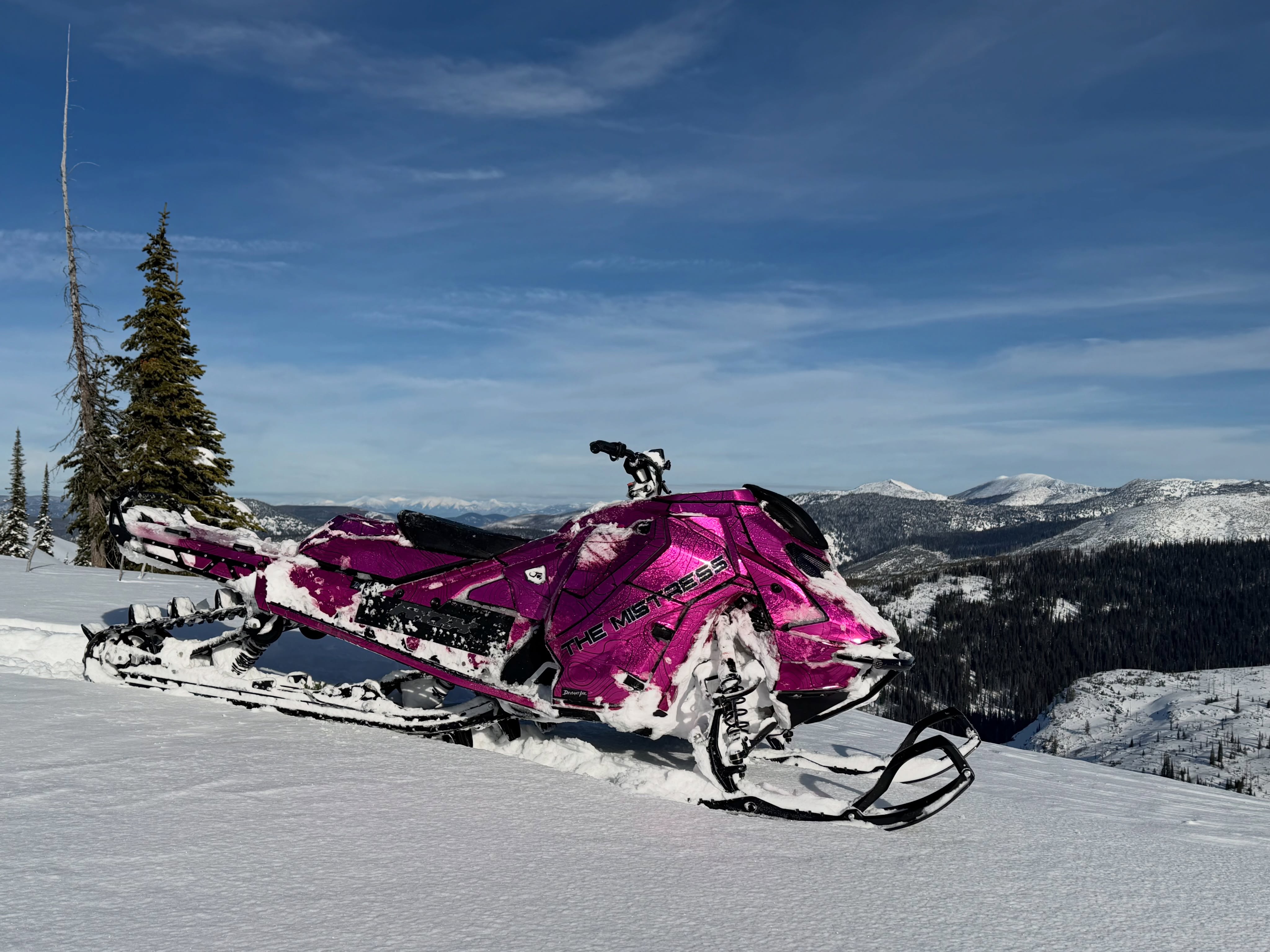 I am over the hot weather… Is it time for this yet? @mountainsideperformance @kyber.one @carbonpursuit @klim @rockytalkies @gullboatsandrv @roxspeedfx @skidoo