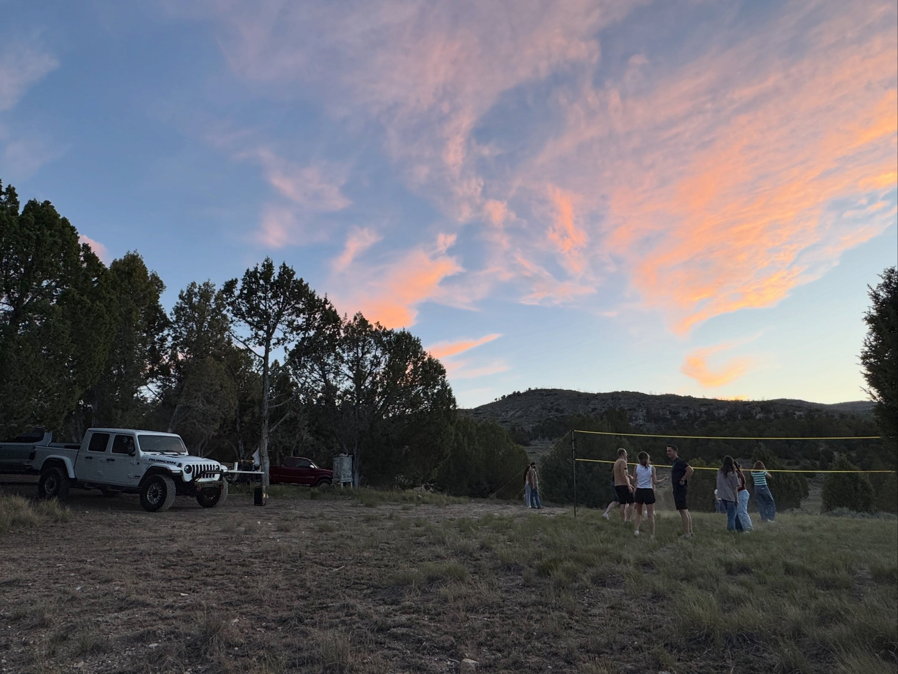 Good times with good people! #goodfriendsgoodtimes #utahsunsets #mountainvolleyball #jeepgladiator @esjaytaylor @dilan_c3 @tyler.cuell @kole_b1