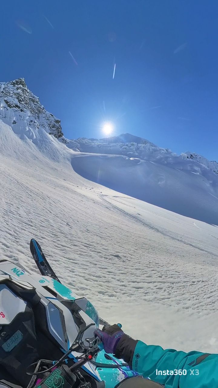 Spring has sprung 

#alaska #snowmobile #thatskidoofeeling 

@skidoo 
@arcticfxgraphics 
@munstercanada 

@kyber.one 
@klim 
@tempestoptics