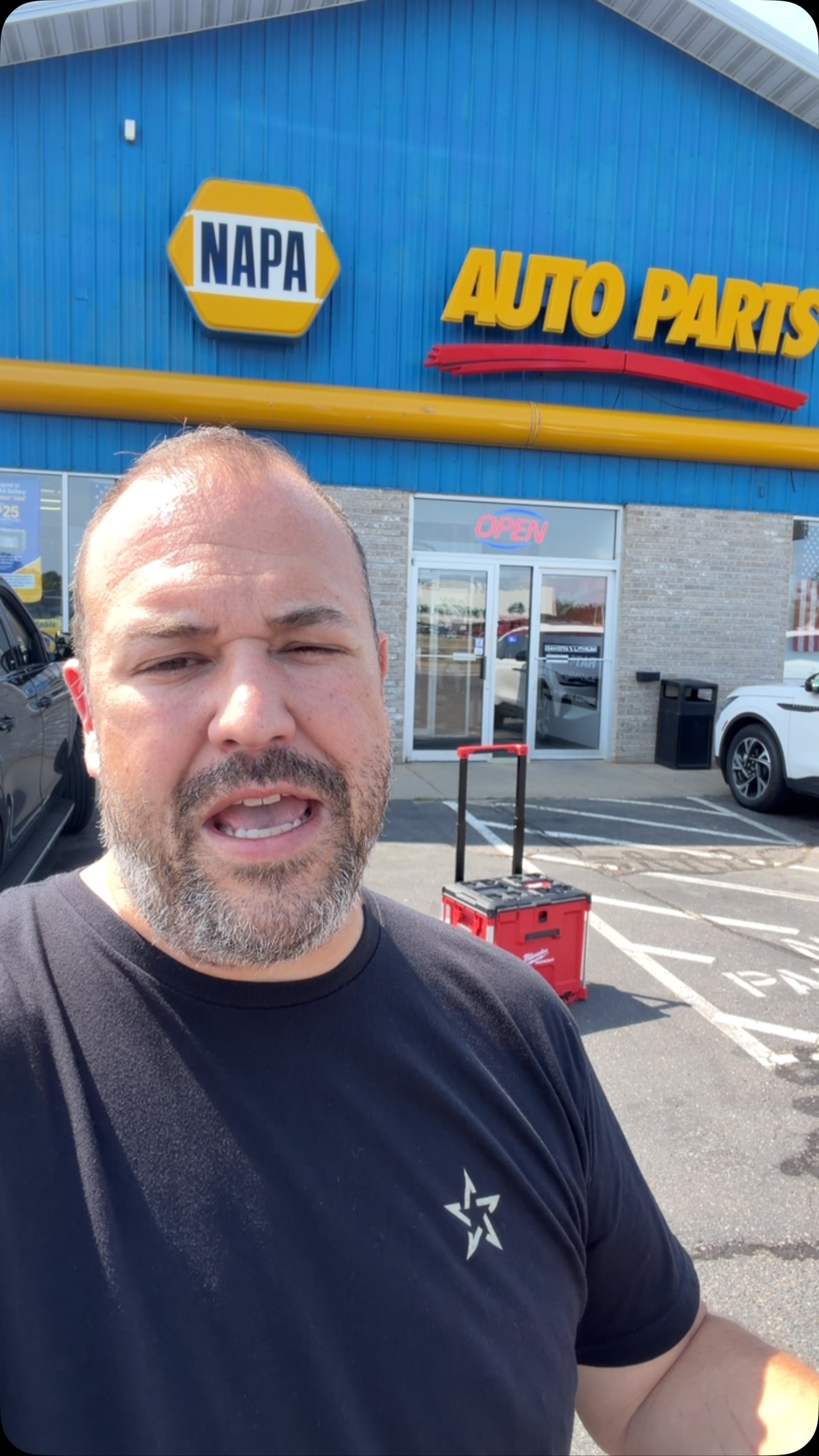 Buying local sure caused quite some comments last time I mentioned this. Today I’m picking up a new @milwaukeetool rolling tool box for my light kit.