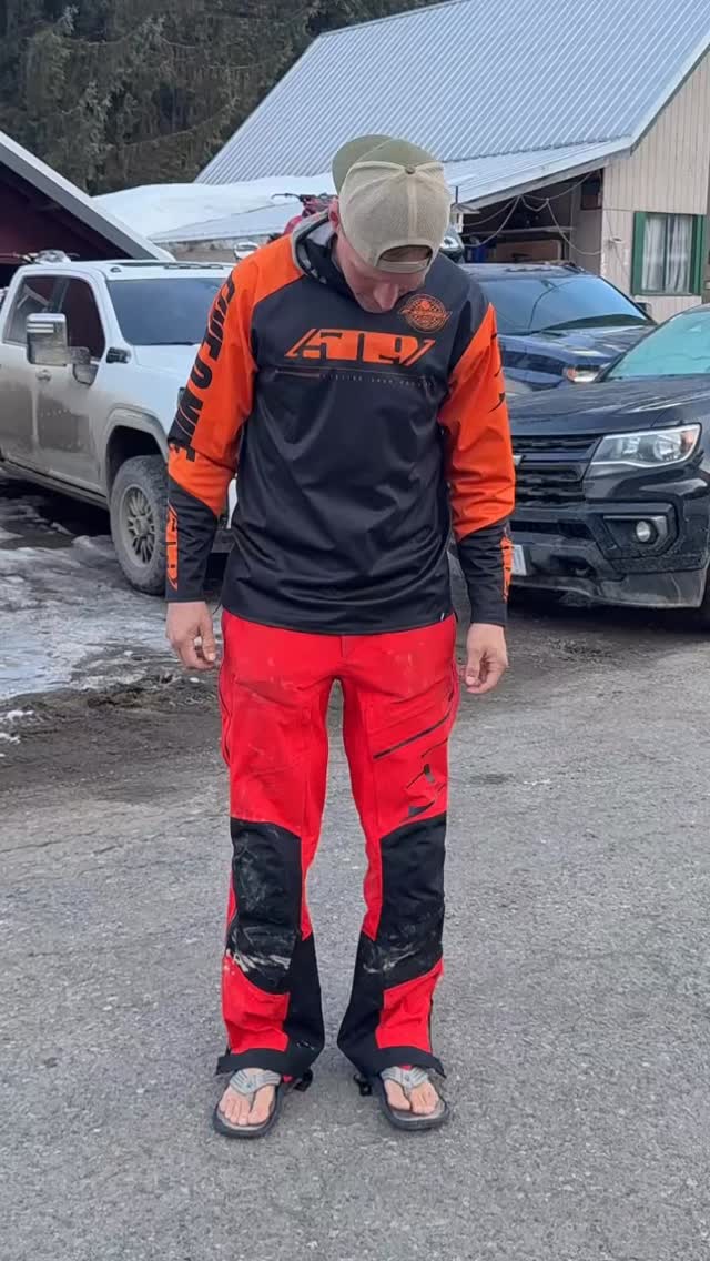 @509inc Jersey with some snow pants and flops 
My kinda fit 😂