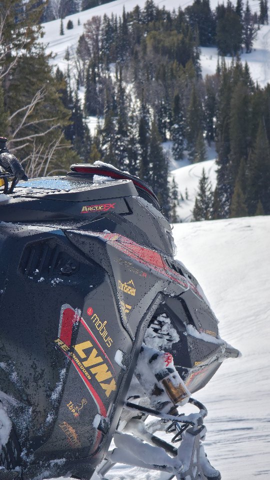 Another good day on the snow 📷 @a11leach
If someone tells you @lynx_snowmobiles are no fun, they probably  need to learn how to ride. 

#brpdealerambassador #letitsnow❄️ #blessed #oxbowathlete