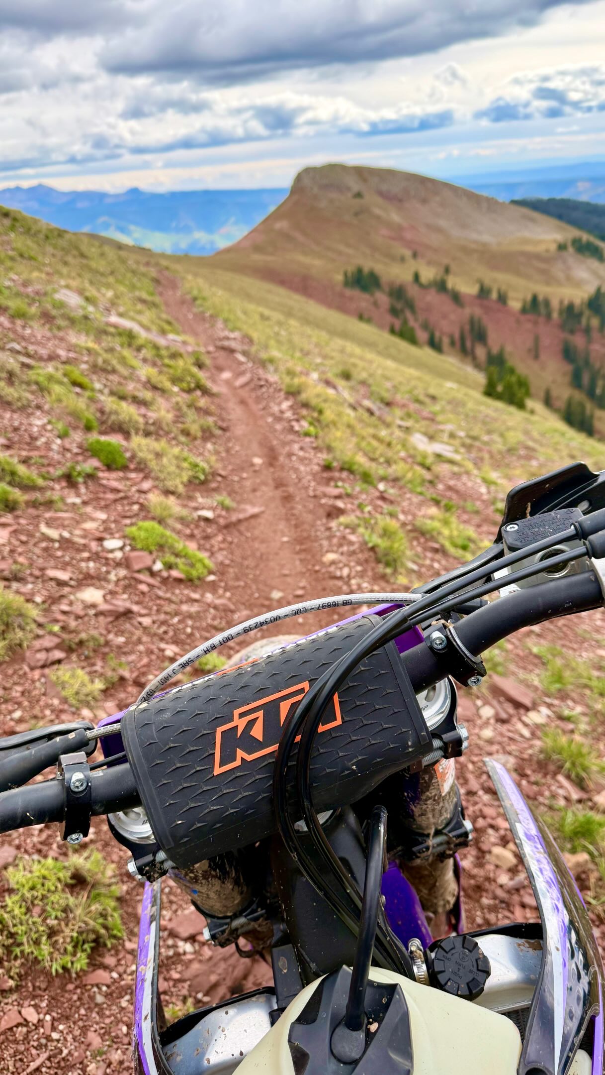 You don’t get views like these going for a walk in the park! 😍
.
@509inc @509offroad @509women 
.
@kimonasch @adamonasch  @aaronotte970 
.
#Moto #Rico #Fall #Ride509 #KTM