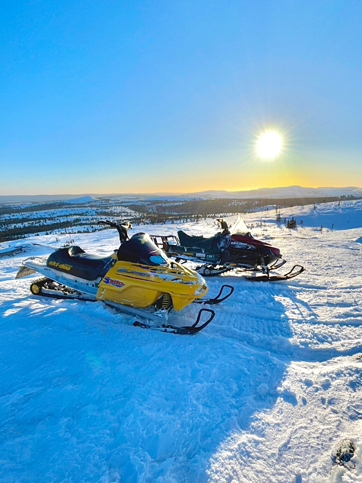 What a view in the north with @mathistruchon 🌄🧭❄️
❄️❄️❄️

#snowmobile #sunset #north #snow #mountain

@jawsperformanceltd @skidoo @sleddersofnorth @old_school_sleds @snowridermagazine @snowmobilefails @goprosnow @gopro @snowestmagazine @kimpexinc @royaldistributing @sleddermag @sledtv @backcountry_sledders @boondock_nation @onlysleds @arcticfxgraphics @snowmobile.of.insta @cook.bros @snowmobile.of.gram @snowmobilesstagram @snowmobile.insta.love @snowmobile_of_ig @fxrsnow @cheetah_snow @sledtv @motoneiges.ca @sledpage @sledusa @slednationusa @slednecksusa @sleddersgame @powdermountainsnowmobileclub @powderboundadventures @revived_powersports @dennis_kirk @prox_racing_parts @proven_progression @avid.products @iceageperformance @lynx_snowmobiles @brp_info @pomerelle_assassins @backcountry_assassins @powderassassins_snowmobiling @fxrracing @freerider_filmz @klim @509inc @admsportofficiel @snowmobilesent @canada_motoneige @motoneigeauquebec @ggb_exhaust @mbrpexhaust @mbrp_powersports @brp_global @sledhub