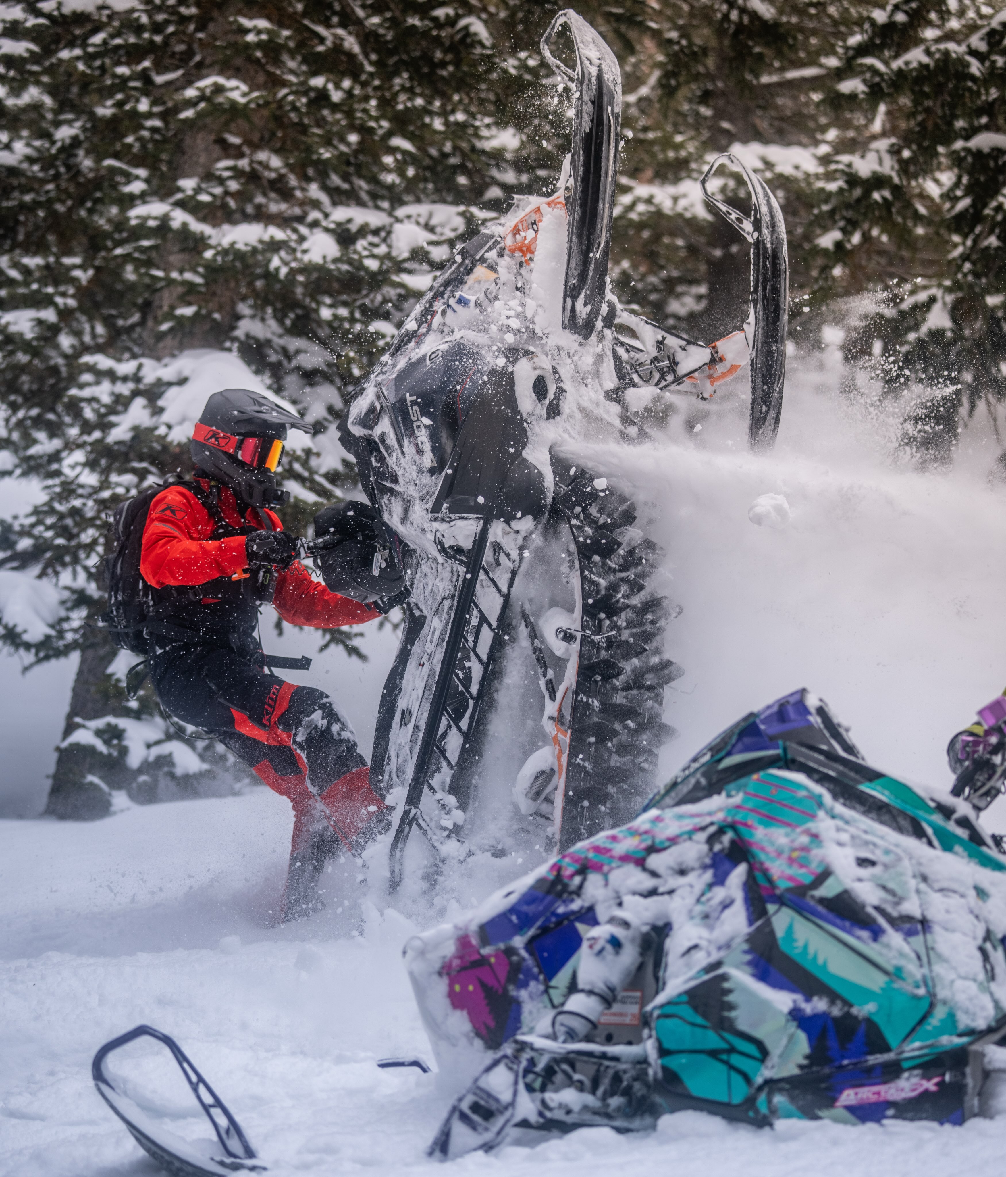 Tag a buddy who would “accidentally” park his sled on top of yours.! 
@gus_bus_gus sure did have a look of worry on his face when he was staring at the bottom of my sled here.!😂