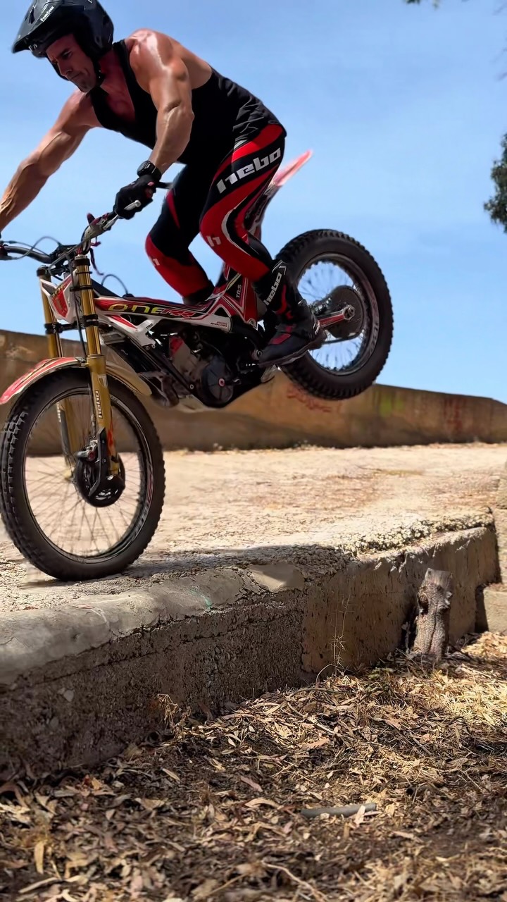 Un poco de trial, unos caballitos y cero complicaciones 🤪🔥

Simplemente coger la moto y disfrutar. 🏍️💨

La trial es otro rollo: ligera, juguetona y perfecta para hacer el loco un rato 😂

¿Quién más se podría pasar horas así? 👀👇

—

A little trial riding, some wheelies and absolutely no pressure 🤪🔥

Just grab the bike and have fun. 🏍️💨

Trial bikes are something else: light, playful and perfect for messing around 😂

Who else could spend hours riding like this? 👀👇

#Trial #TrialBike #Enduro #HardEnduro #Wheelie