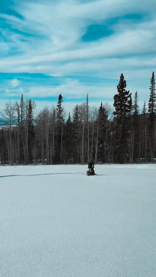 Hard to beat a fresh @skidoo turbo wheelie!!!
#brpdealerambassador #snowmobile #snowmobiling #colorado #pow #skidoofeeling #deepsnow #trending #viral #perfectpowder #turbo