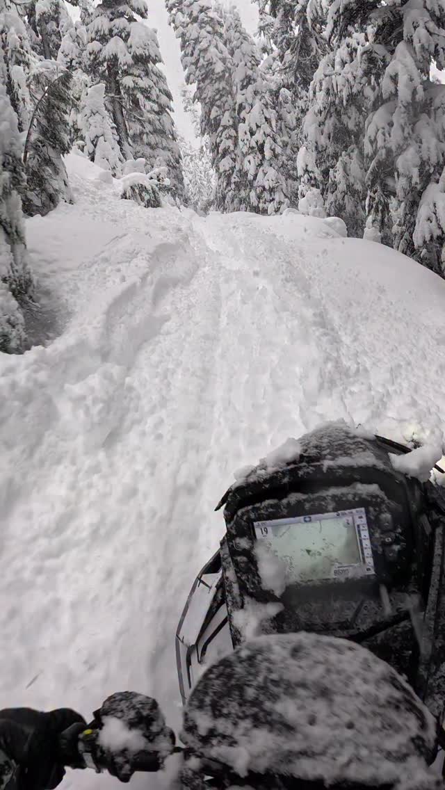 The trail was narrow and DEEEEEP. Definitely not ideal for being at the back of the pack 🤠

It was trench warfare alllllll dayyyyy looonnggg
