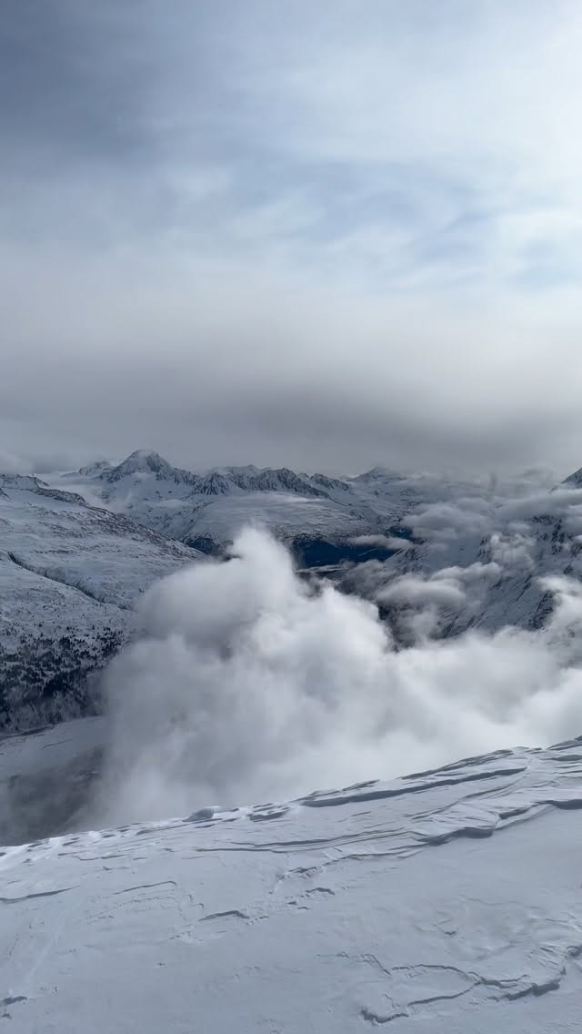 Views like this keeps us coming back #valdez #alaska #mountains #spring #snow 

🎥 @vincebarnett 

@dps_riders_team 
@glaciergrindcoffeeak 
@skidoo 
@artworkbysierrawinter 
@flydenali