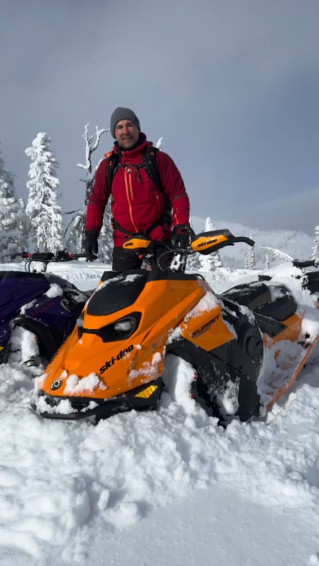 The question of the day. Which one would you choose. New Freeride or Summit Expert? @skidoo #thatskidoofeeling #skidoo