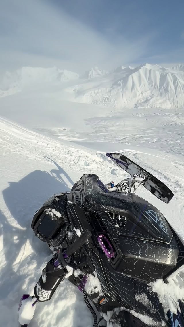 Man do I miss winter a lot right about now @carbonpursuit @arcticfxgraphics @dps_fairbanks @dps_riders_team @polarissnow @cheetah_snow @freshies_built @klim @iceageperformance @bellhelmets