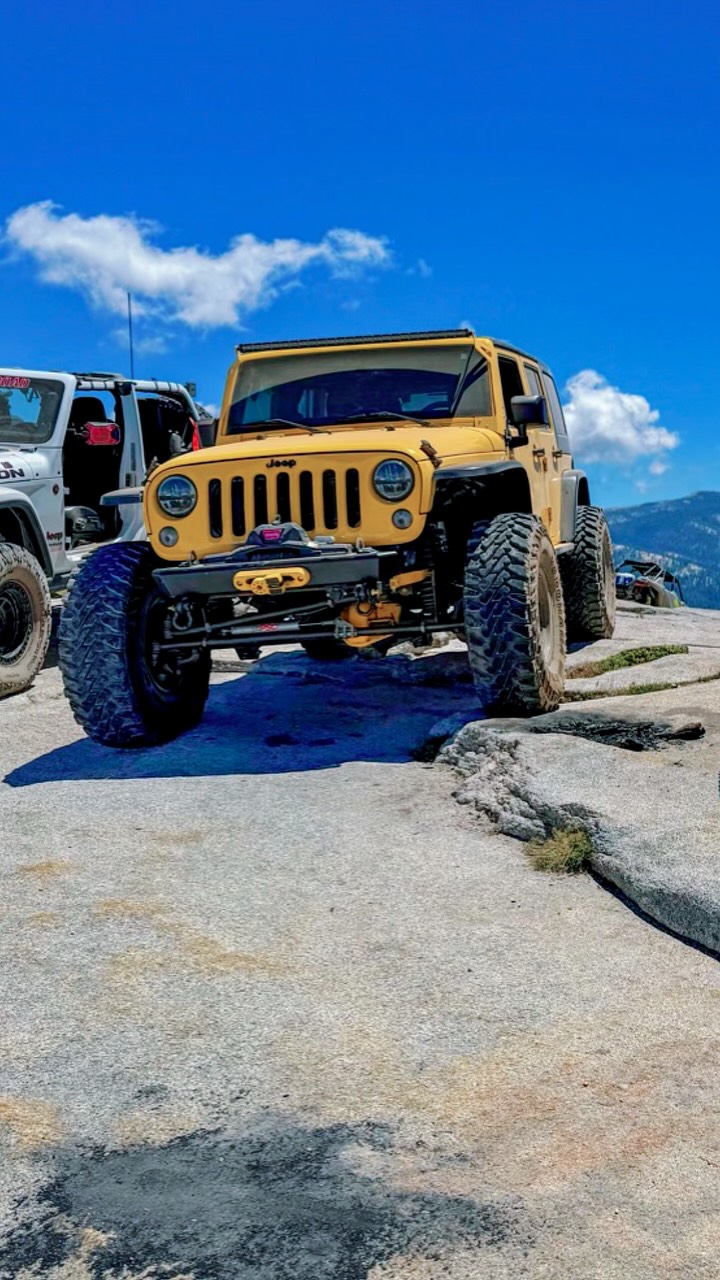 STLRJK’s @currieenterprises and @rockjock4x4 built JKU on 40’s and tons 🤘🏻

#jeep #offroad #4x4