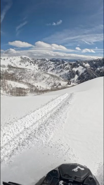 That feeling when you explore a new area. Crisp air, fresh snow, pure exhilaration. This is what freedom feels like.
#SnowmobileLife #WinterAdventure #MountainClimb #SnowyDay #OutdoorFun #Recreation #AdventureTime #WinterVibes #Snow