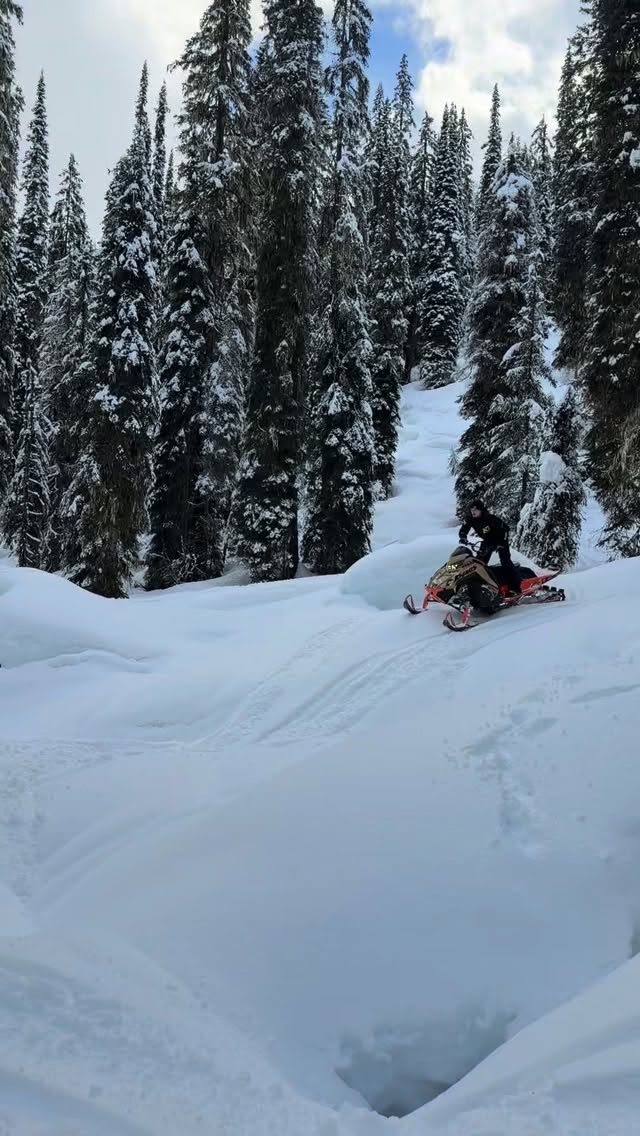 Pure shenanigans with these two rippers @1carter.anderson1 @nathankristian 

#ridefastcrew #blueriver #wearahelmet