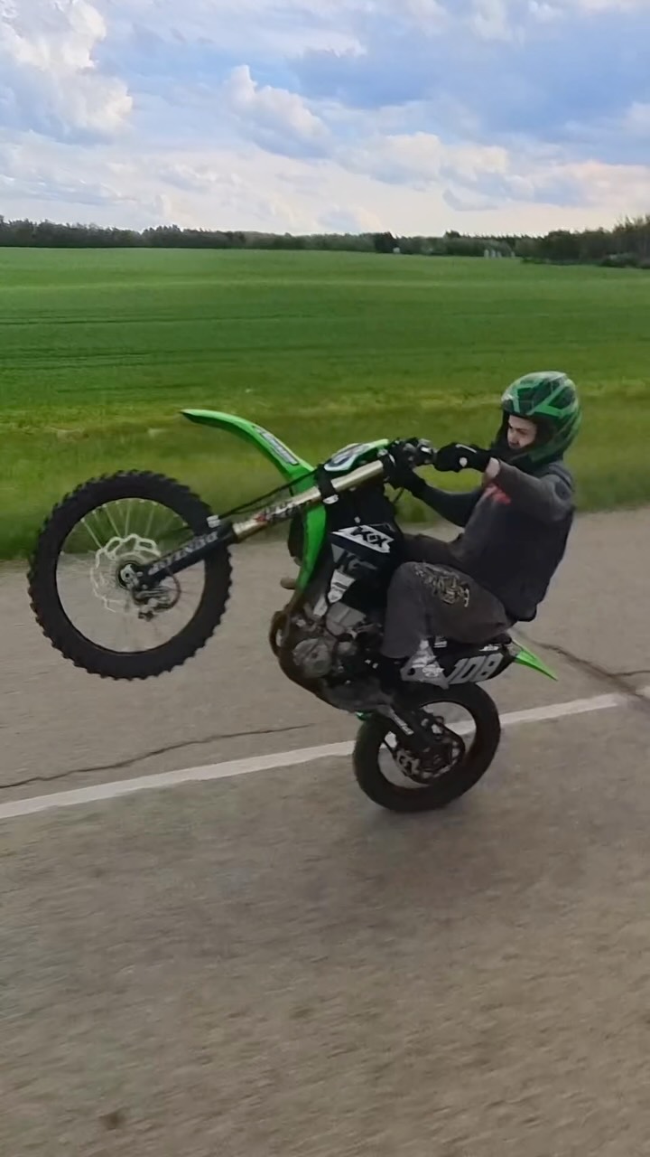 Some clips from the past few weeks ripping around with the neighbours and getting our first few hits on a wood ramp. Working on wheelies, single track/ enduro riding skills a bit lately and already looking forward to upgrading the ramp setup.
 #NoVisorClub #sledsendbrotherhood #stackingwins #ridefastcrew #RFC 
@sledsend @ridefast.crew @shopridefastcrewdotcom @niggy_21 @chriscouillard.9