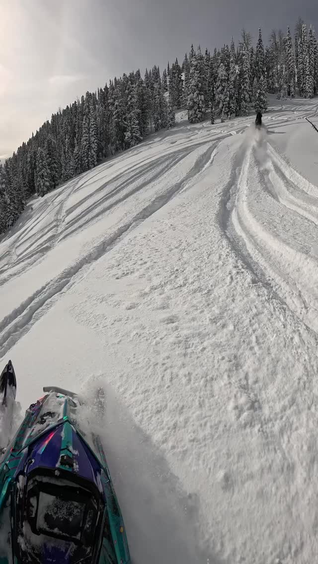 You know it’s a good day when you can’t see or hear you sled under the snow!
#snowmobile #sledusa #winter #sledding #oxbowathlete