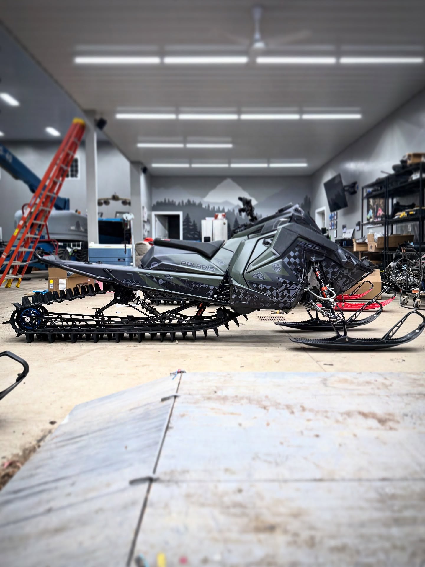 Just finished this @arcticfxgraphics wrap on this 900 boost build. As always, they knocked it out of the park with this one!🏁❄️

Wrap colors
Stealth grey
Black
Army green
Gunmetal grey
Matte finish