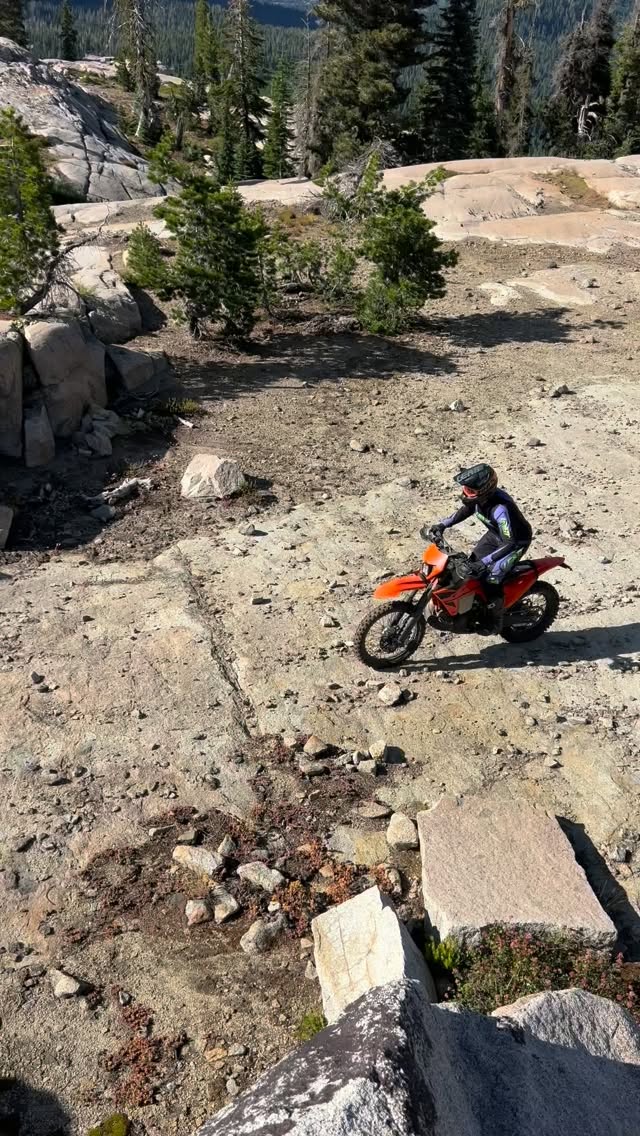 Like a kid in a candy store. 👊✊💨 Thanks for the follow 🎥 @daronrahlves // @trailboundco @truckeedirtriders @c.o.r.v.a @national_forest_riders @california_dual_sport_riders @offgridsyndicate @dirtbikechannel #dirtbikes #dirtbike #rockbike #enduro #hardenduro ktm ktm300 ktm300tpi ktm300xcw singletrack moto