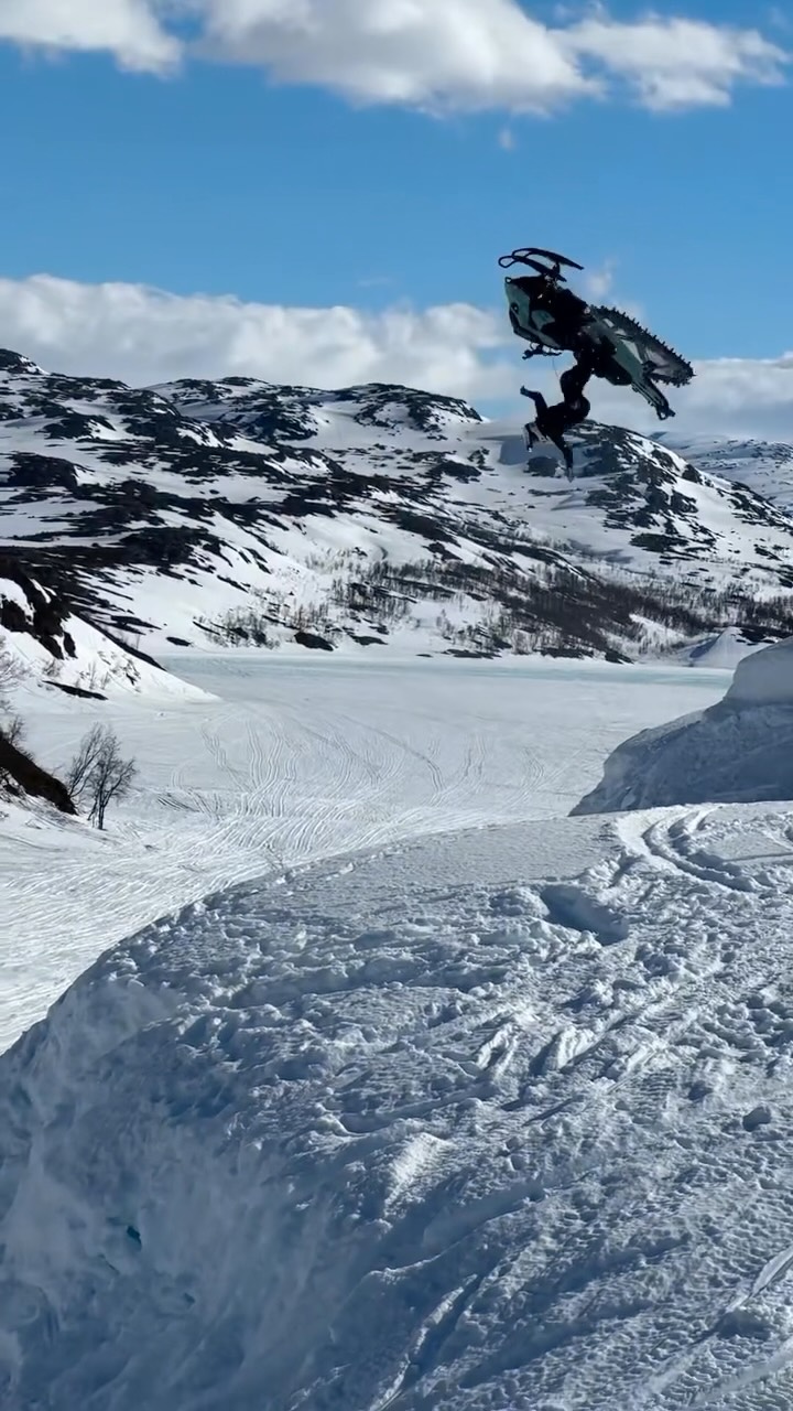 @solli3n 
•
Comeback is real🛡️
#snowmobile #skidoo #sleddersofnorth #sled #comebackstronger 
@skidoo 
@halfdanaastrom 
@emilmoe1