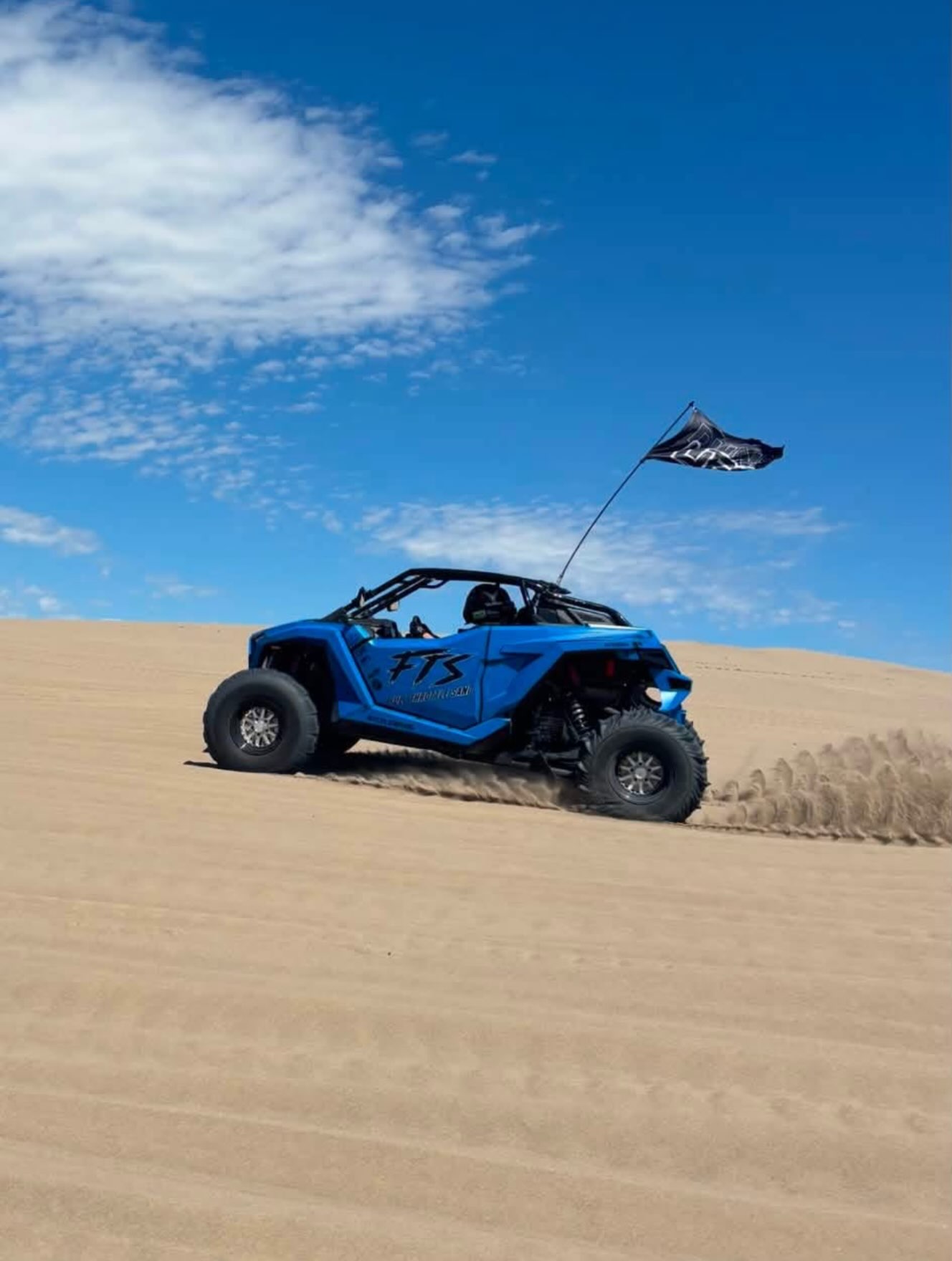 I mean sheeeesh😮‍💨 @voodoo.rr @utvfxgraphics @mwhips_usa @sandtires_unlimited @drt.motorsports @dunelifeco @adrenalinesmp with the shot! 📸