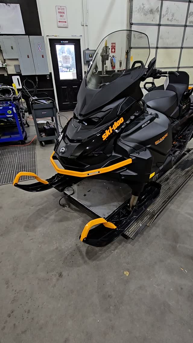 The Skandic LE, the main workhorse of winter for West Yellowstone and Yellowstone National Park! A majority of the local rental outfits use this machine to retrieve wrecked sleds from the backcountry. Yellowstone National Park employees use this sled for personal transportation since it's BAT certified. #brpdealerambassador #snowmobiling