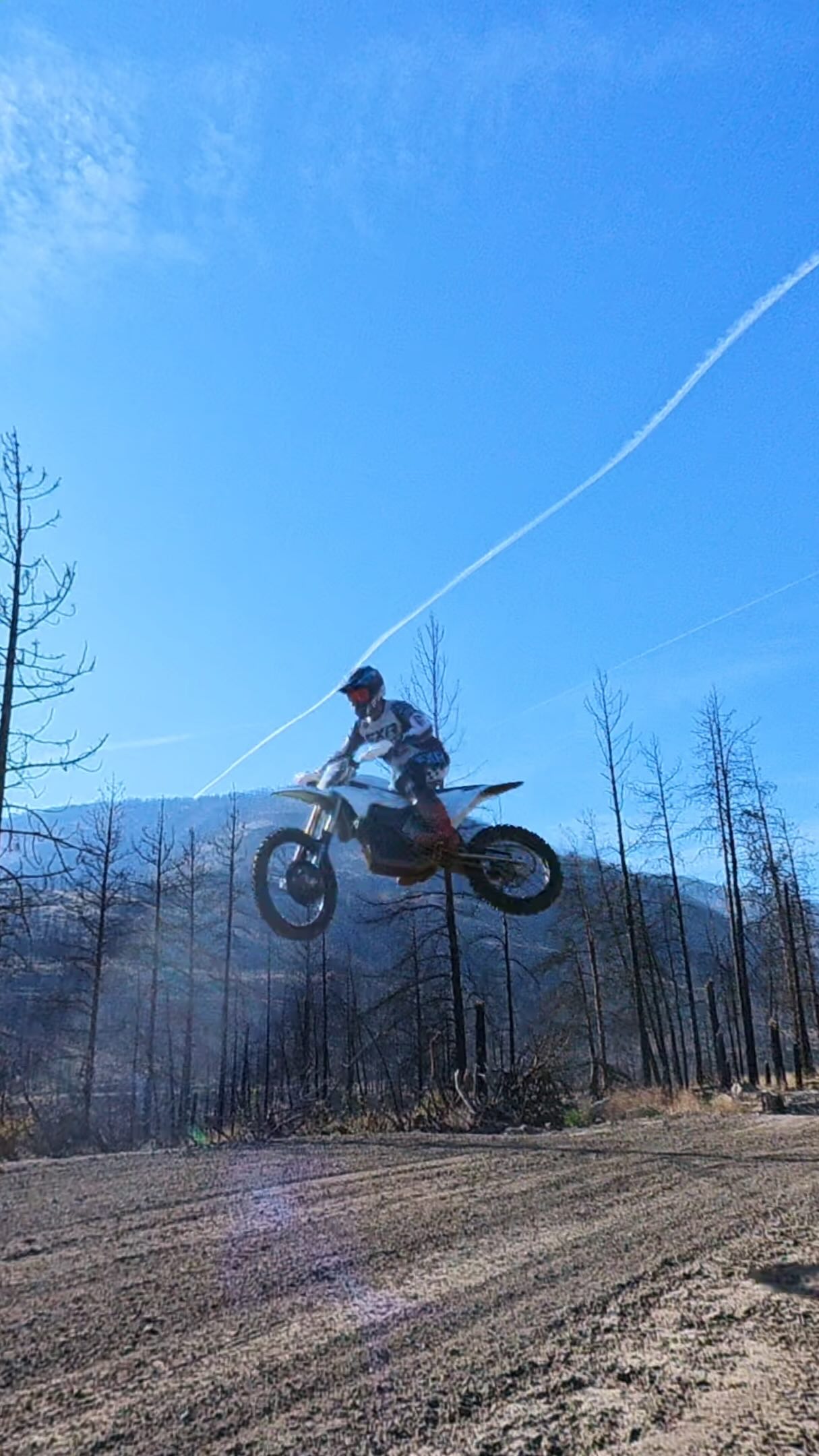 Another awesome day on my Stark Varg 1.2 from @mmperformancekelowna . Played with the new traction control and found the sweet spot at 20% for the @kelowna_dirtbike_club track. @stark__future