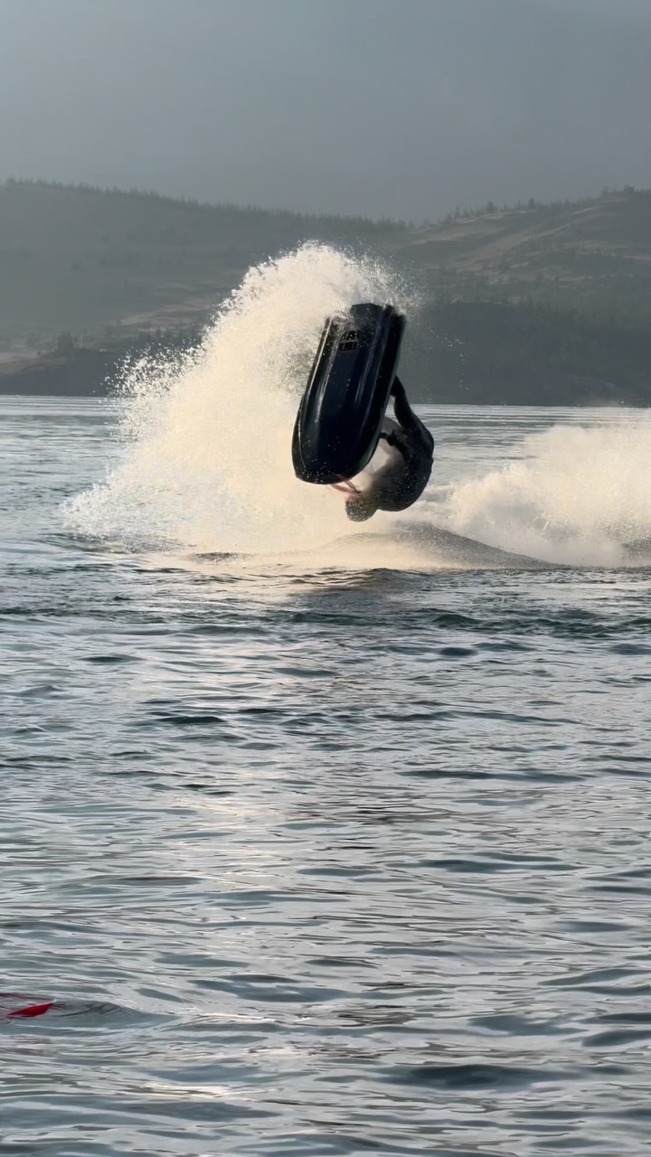 Бочка на закате!🌅 Лодка сток, Суперджет 700
Barrel roll on a stock 700? At sunset on Baikal? Yeah, we did that.
🎬 @itommmy 
#yamahasuperjet #barrelroll #sj700