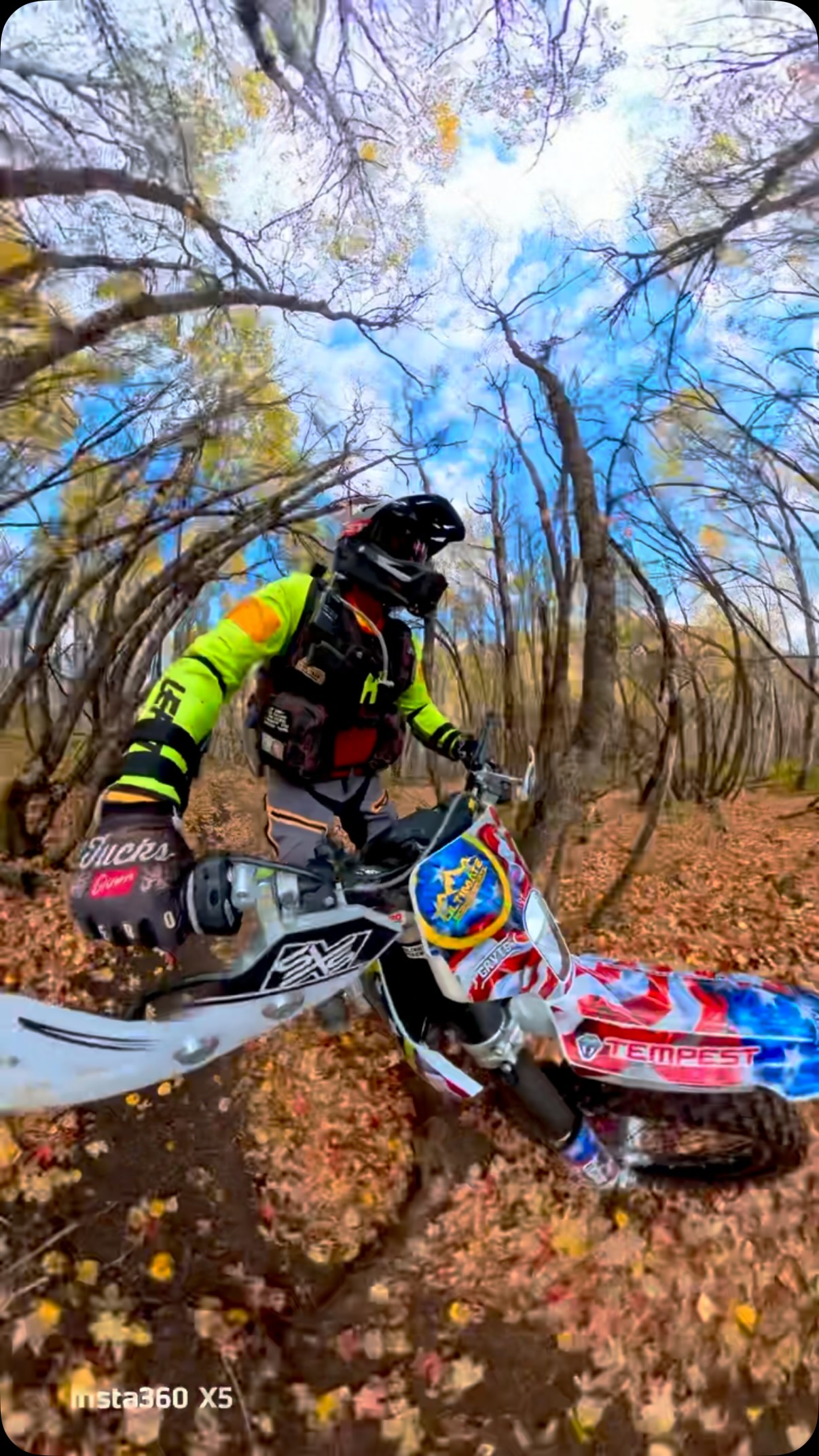 Such a sweet time of year to ride!  Perfect temps and no dust!!#tempestoptics #oxbowgear #vogloves #ridegravitas #stark