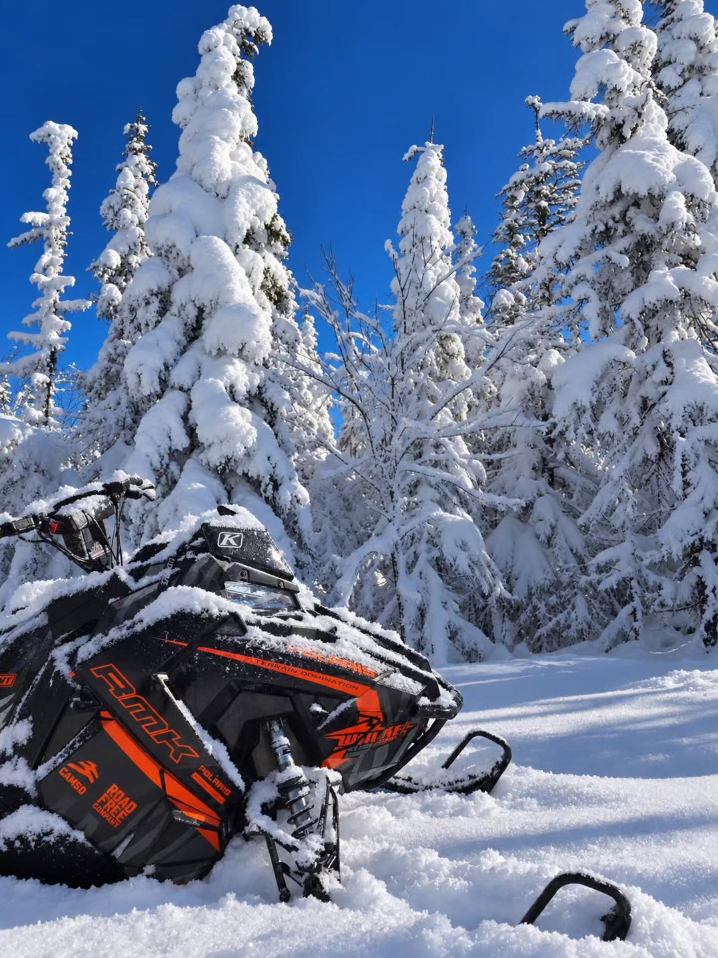 I never knew snowmobiling would end up taking such a big place in my life. My partner was the one who introduced me to the sport. At first, I was simply following him into his world… without knowing that I would quickly find a world of my own. Today, every winter, I get to experience that feeling of freedom all over again. Exploring these incredible landscapes, pushing my limits, and taking on new challenges is what makes me feel alive. 

And as a bonus, creating memories with the person who introduced me to this passion. 

That’s why I ride. ❄️
—
Je ne savais pas encore que la motoneige allait prendre autant de place dans ma vie.
C’est mon conjoint qui m’a fait découvrir ce sport. Au départ, je l’ai simplement suivi dans son monde… sans savoir que j’allais rapidement y trouver le mien. Aujourd’hui, chaque hiver, je retrouve cette sensation de liberté. Explorer ces paysages magnifiques, repousser mes limites et relever de nouveaux défis, c’est ce qui me fait vibrer. 

Et en bonus, créer des souvenirs avec la personne qui m’a fait découvrir cette passion.

C’est pour ça que je roule. ❄️ 

#WhyIRide 

@klim @klimwomen