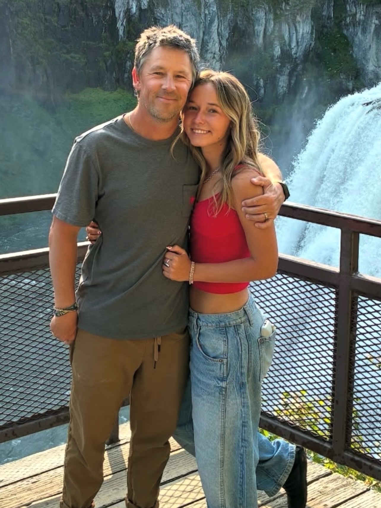Happy Birthday, Estee!! Another year gone by and couldn’t be more proud of all you accomplished, how hard you work and how kind you are. 

Love you so much sissy!🩷

-Dad