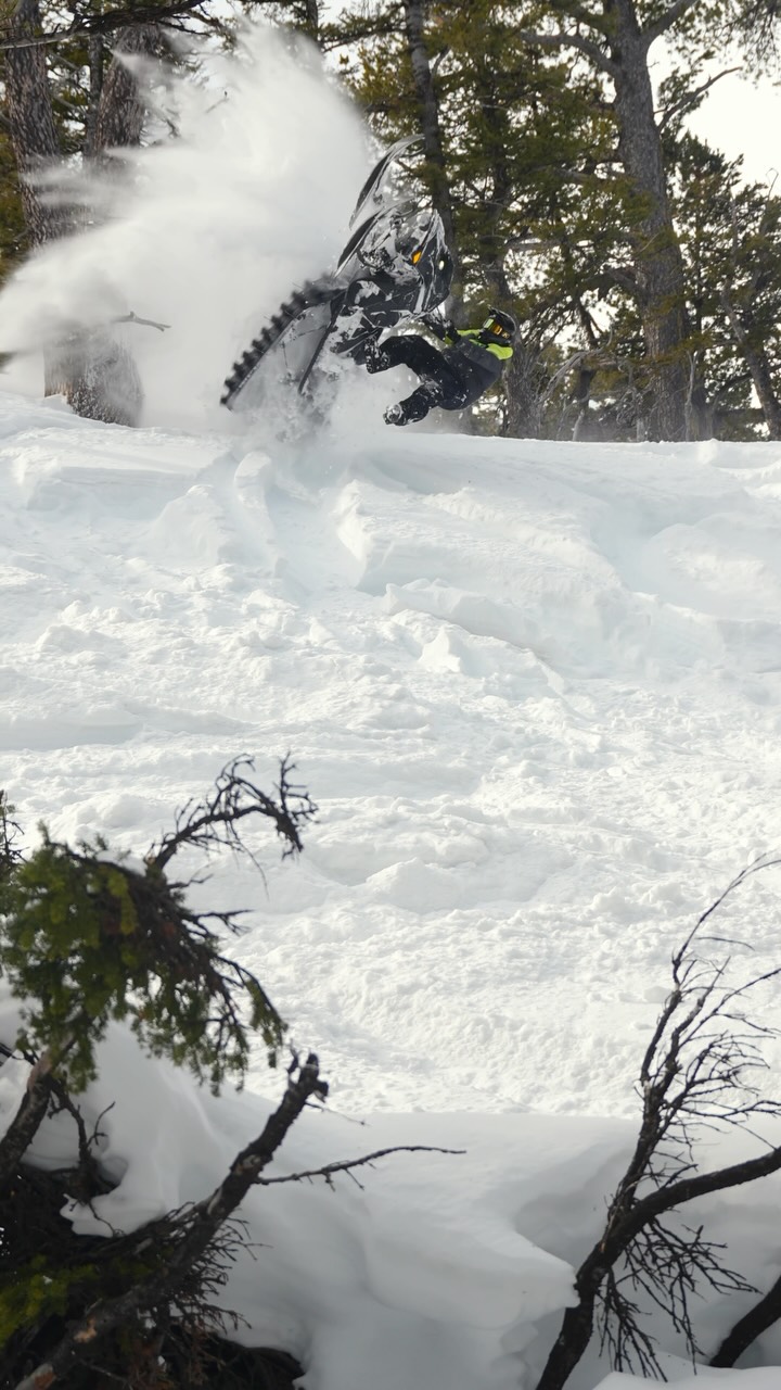 Every once in a while the filmer gets the leftover crumbs but it doesn’t matter because I still suck at riding. 😂😂 I’m excited to spend a little bit more time in front and behind the the camera is winter and get back to posting and what I love. 🤘🏾
@klim 
#winter #snow #whyiride #klim