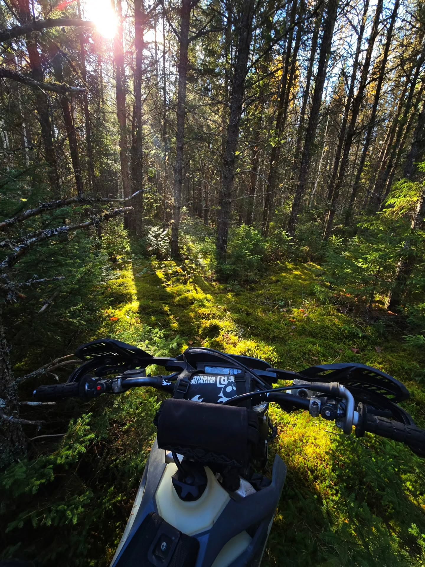 Thanksgiving long weekend with friends, fall rides, frosty mornings & beautiful places. 🍂🦃
—
Long week-end de l’Action de grâce entre amis, rides d’automne, matins givrés et beaux paysages. 🍂🦃 

#endurofriends #dirtbike #fallriding #exploremore #goodmoments