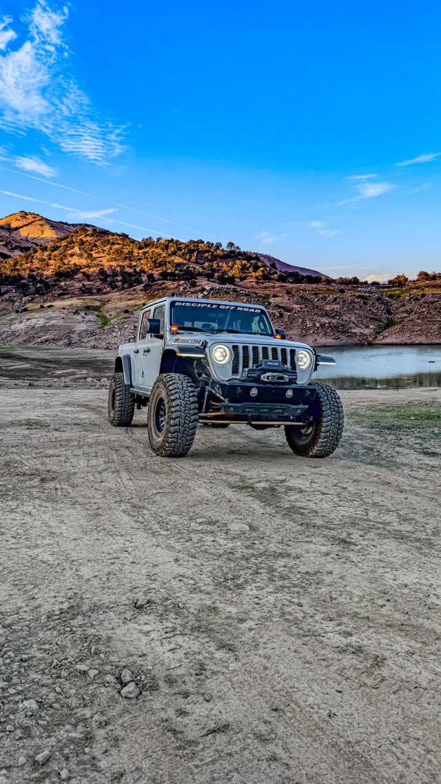 Current build so far:
@metalcloak 
@mickeythompsontires 
@blackrhinowheels 
@infinite_offroad 
@midlandusa 
@bulletpointmountingsolutions 
@quakeled 
@excessive_industries 

#jeep #offroad #4x4