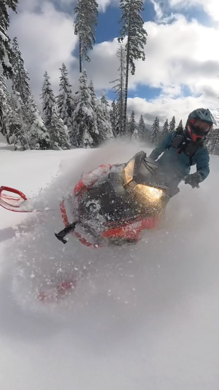 20 seconds of glory 😂

Wrapped by @arcticfxgraphics 
Gear from @509inc 
Exhaust from @ggb_exhaust 
Radio from @oxbowgear 
Handlebars from @rsiracing 
Pull Cord from @cobrapullcords 
@lynx_snowmobiles ride 
sponsored by @betterbrixdistribution 
Filmed with @insta360snow 
motivated by the boys @sledsend 

#summer #winter #freshies #freshpow #summersolstice