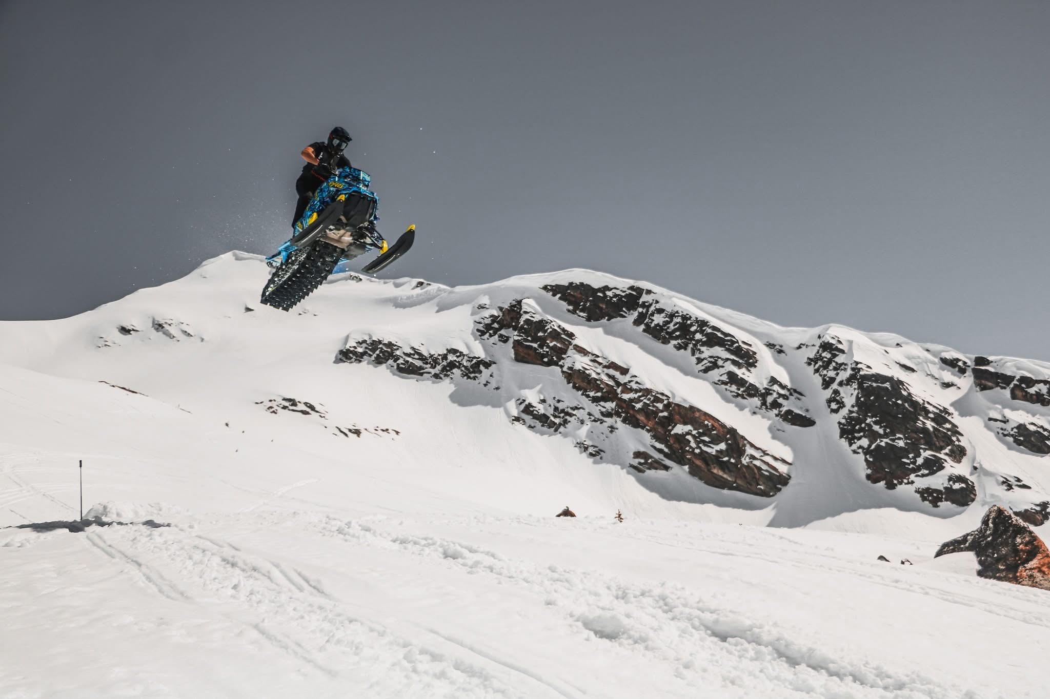 The cold rainy mornings have me doing the snow season count down :) can’t wait to throw on my new 2027 @fxrracing verticle mtx monosuit and @tempestoptics heated goggles. Thanks for the picture @gumboot_riding_production