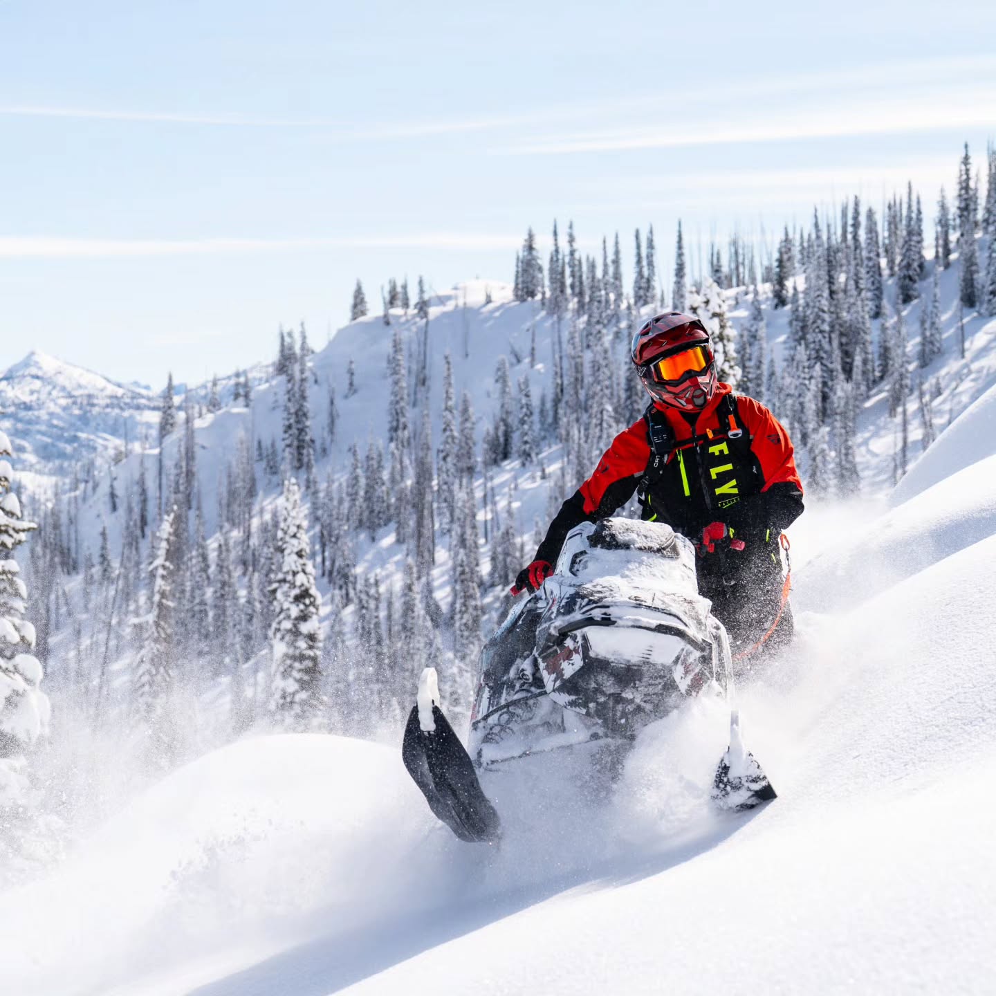 The new @flyracing.snow  gear has dropped  make sure you check it out at flyracing.com. super stoked on the new color ways.  The fly racing mono suit will always be my go to paired with the formula helmets you cant go wrong. 
Getting stoked for winter  cant wait for the white stuff to start falling.
Order your @flyracing.snow  gear now before your favorite color is gone