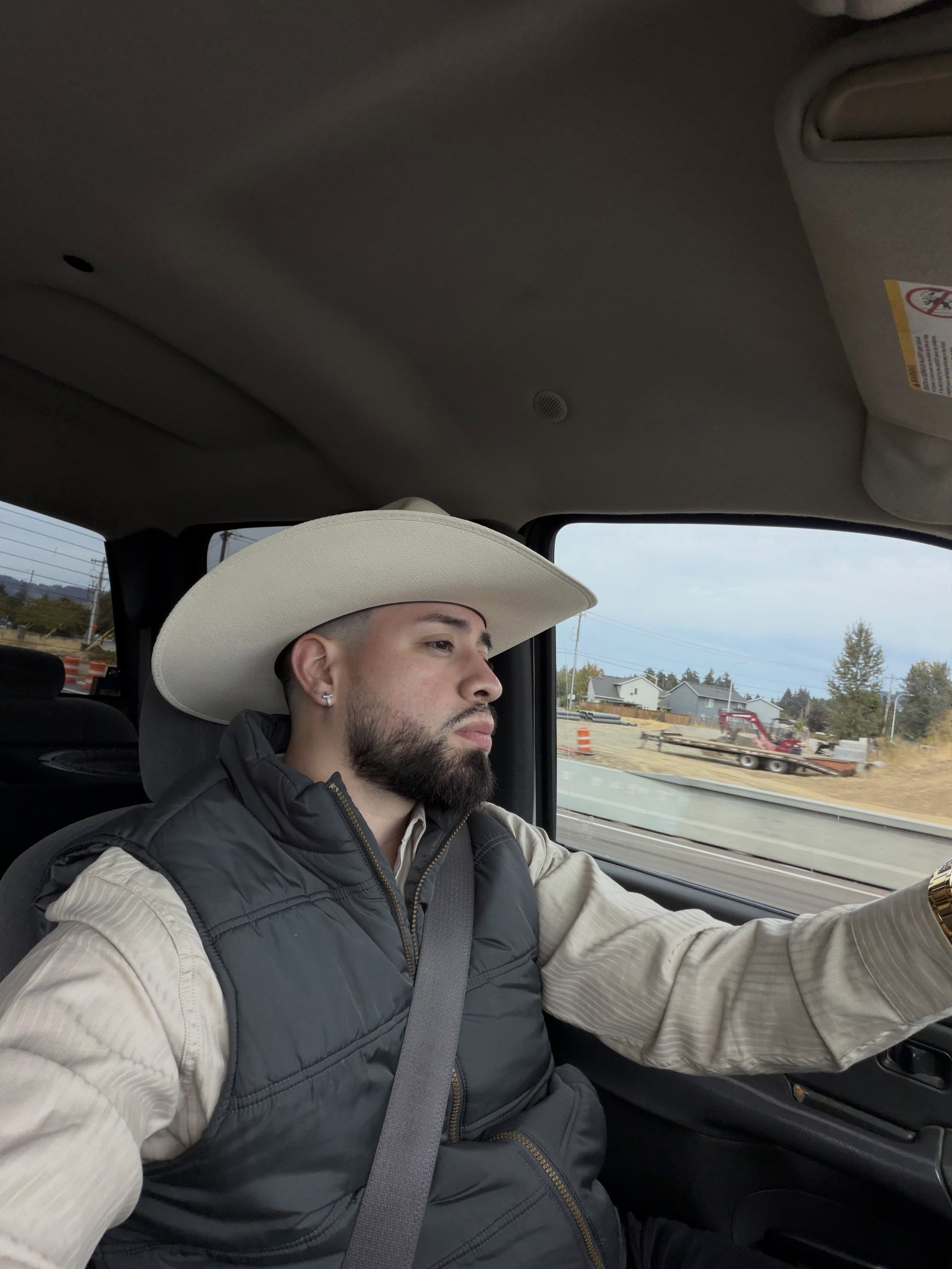 No busco permiso, abro camino. ♠️🃏

#vaquero #rancho #sombrero #belico #estiloranchero