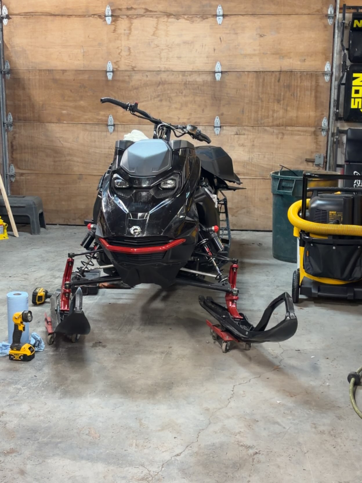 Just a pre season stoke post, let me just say I am so pumped for this years season. I just bought a new sled and that wouldn’t be possible without working for @valdezstayandplay I am also proud to announce that I am a new rider this season for @arcticfxgraphics (dm for more info) and monster. Sponsor list: @thesierrawinterway @sausefamak @powdercoatingak @tyler28w (northline photography) @arcticfxgraphics and monster. So everyone get stoked and start hoping for snow! @skidoo @flyracing.snow @oxbowgear @klim